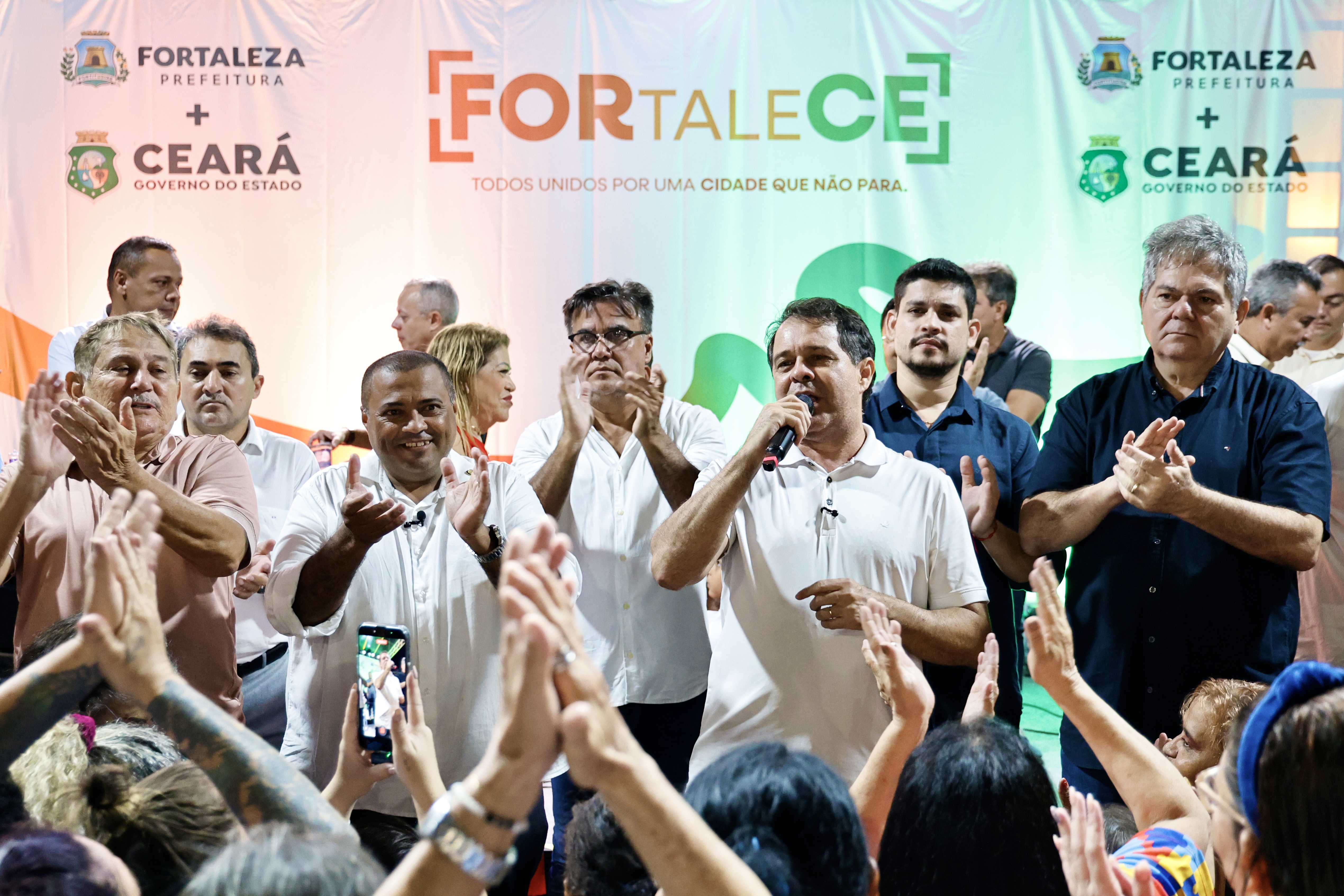 grupo de pessoas num palco